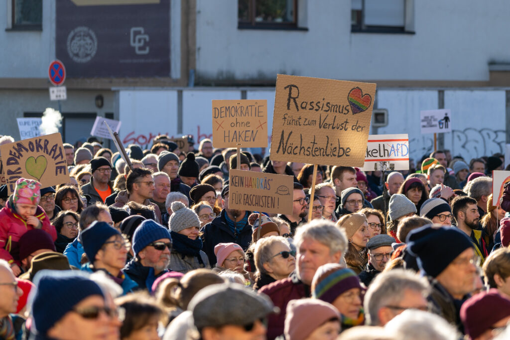 Detail der Demonstration gegen den Rechtsruck am 27. Januar 2024 in Hofheim (Ts.)  Foto: Ramin Mohabat