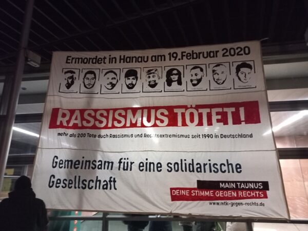 Ein Banner mit den Porträts und den Namen der am 19. Februar 2020 in Hanau von einem Rassisten Getöteten.