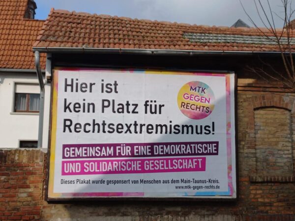 Hier ist kein Platz für Rechtsextremismus. Plakat. Gesponsert von Menschen aus dem Main-Taunus-Kreis